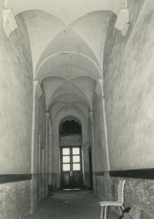 Abbaye (ancienne) : maison abbatiale, rez-de-chaussée, couloir de circulation, vuegénérale