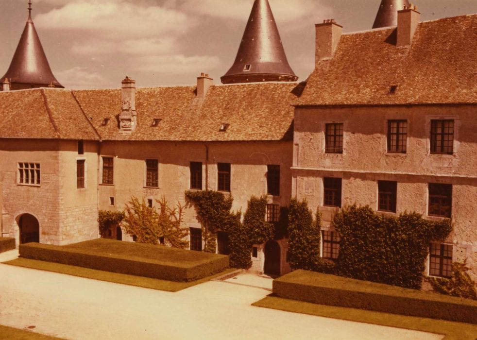 Château de Bourlémont : façade ouest, vue partielle