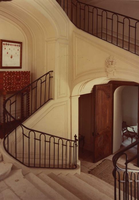 Château de Bourlémont : escalier d’honneur, vue partielle