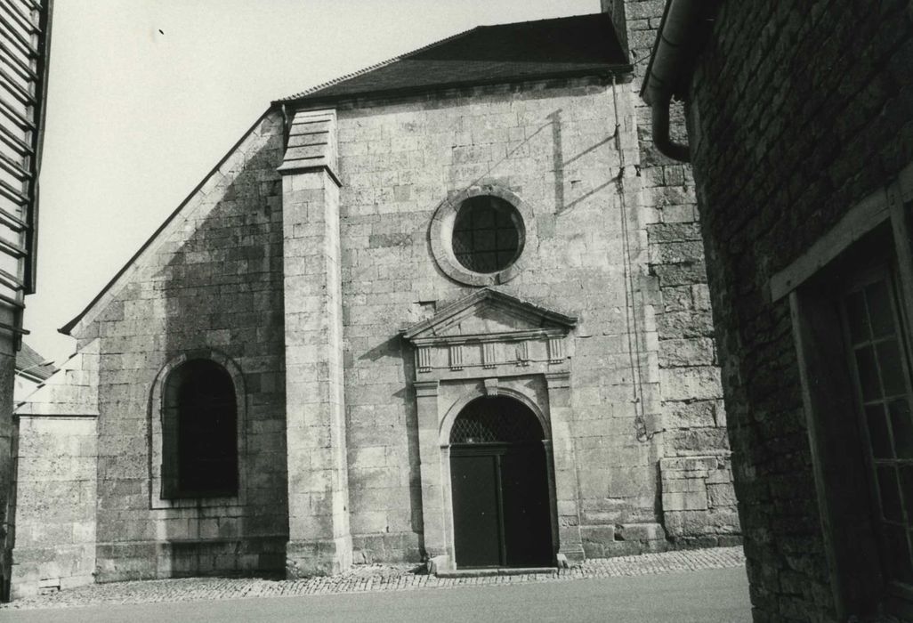 Eglise Sainte-Libaire : façade occidentale, vue partielle