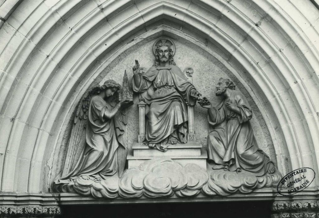 Basilique Saint-Pierre-Fourier : portail occidental, détail du tympan