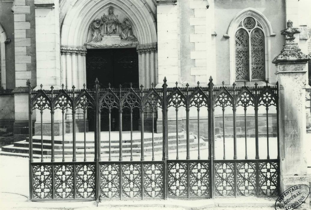 Basilique Saint-Pierre-Fourier : parvis ouest, grilles de clôture, vue partielle