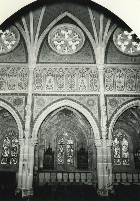 Basilique Saint-Pierre-Fourier : nef, mur nord, vue partielle