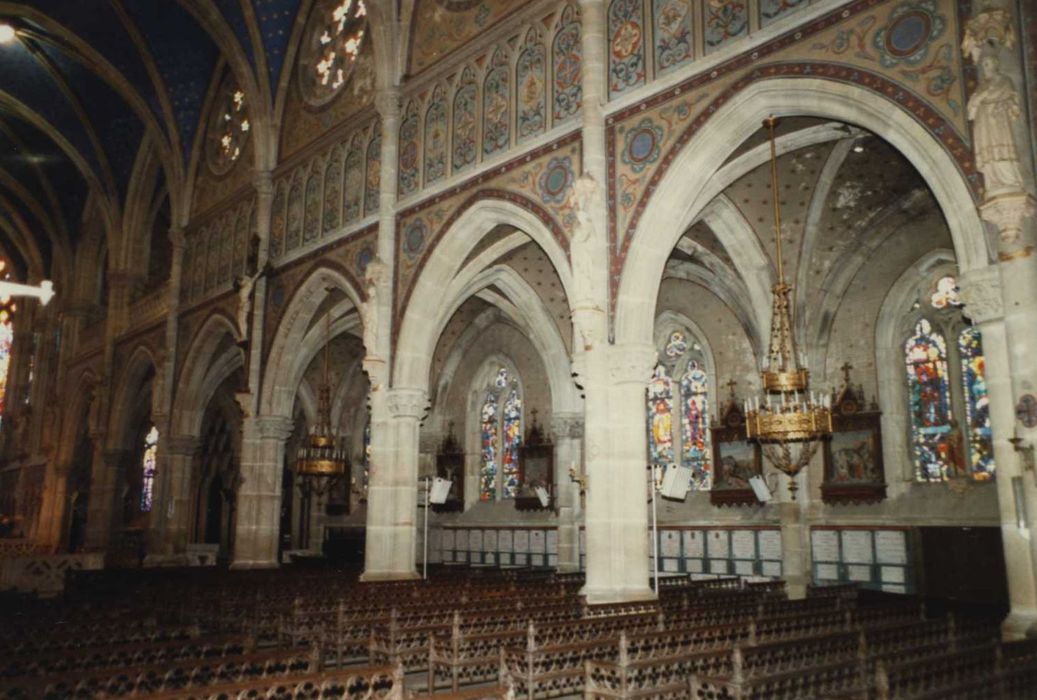 Basilique Saint-Pierre-Fourier : nef, vue partielle