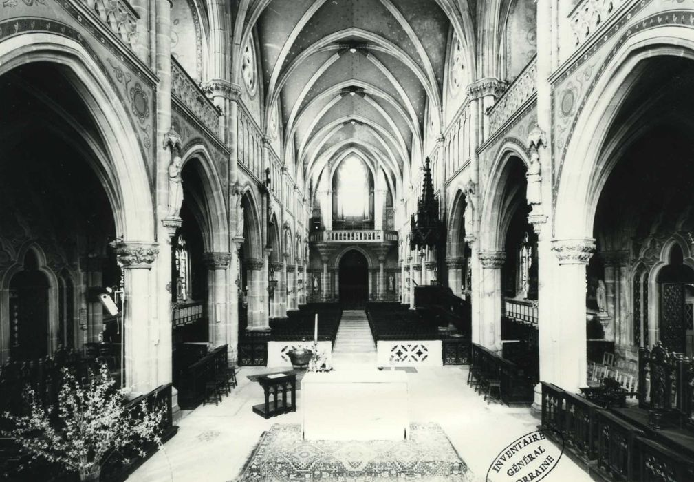 Basilique Saint-Pierre-Fourier : nef, vue générale