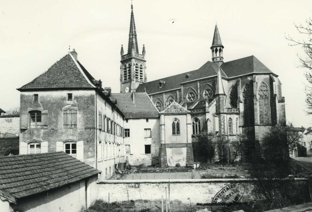 Basilique Saint-Pierre-Fourier : vue générale des bâtiments (presbytères, sacristie et basilique) depuis le Sud