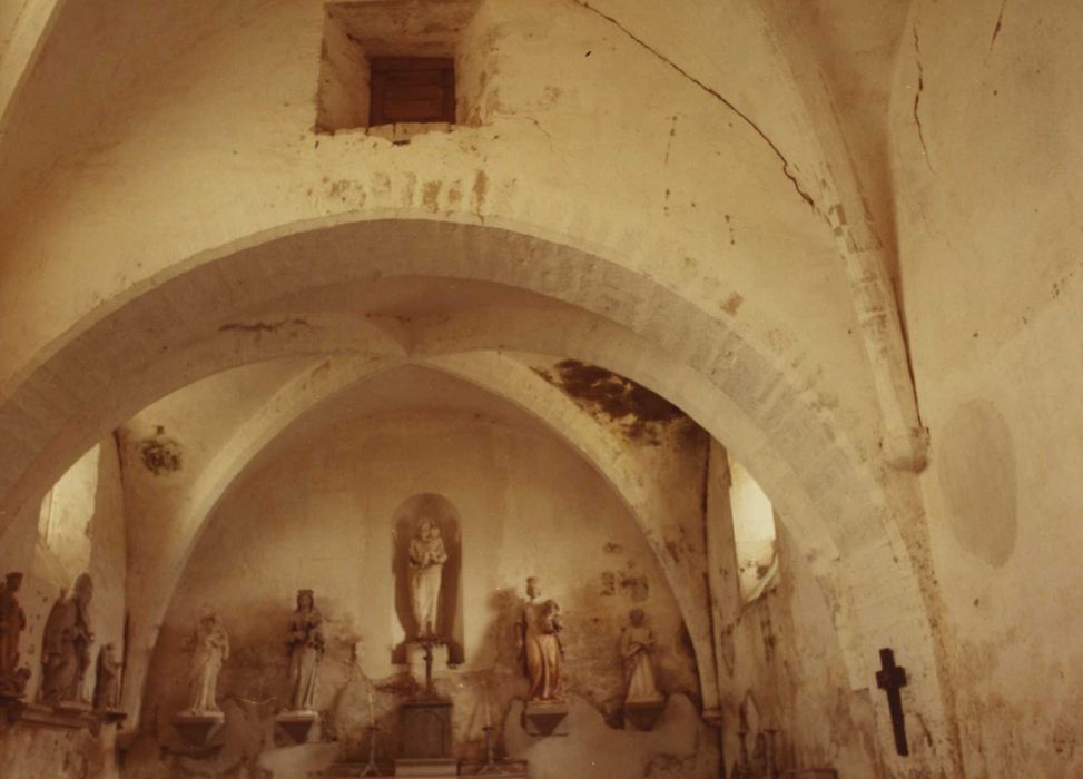 Cimetière : chapelle Saint-Georges, nef, vue partielle