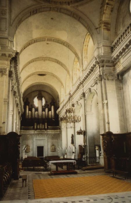 Eglise abbatiale : nef, vue générale