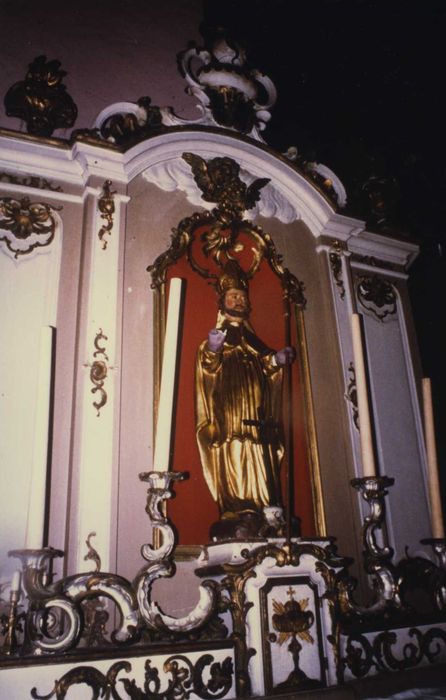 autel secondaire sud, tabernacle, retable et son couronnement, chandeliers d'autel (porte-cierges), statue : haut-relief : saint Norbert