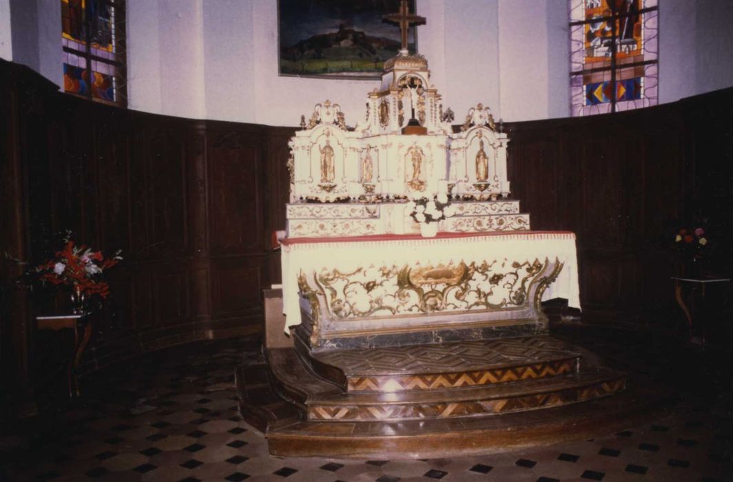 maître-autel, tabernacle, retable, exposition, statuettes : Saint Norbert, Evêque mitré bénissant, le Bon Pasteur, Saint Antoine de Padoue, Saint Augustin, antependium, degré d'autel (emmarchement)