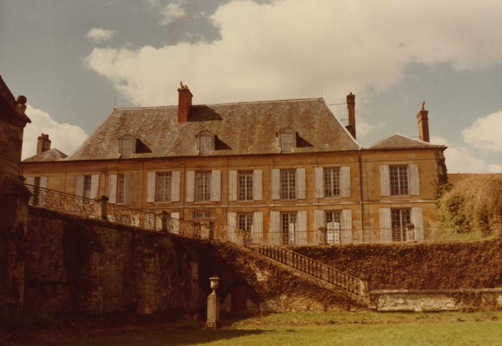 Château : façade est, vue partielle