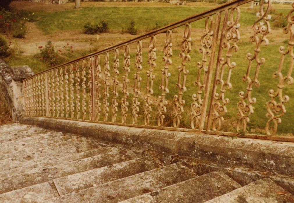 Château : escalier menant au jardin est, détail de la rampe