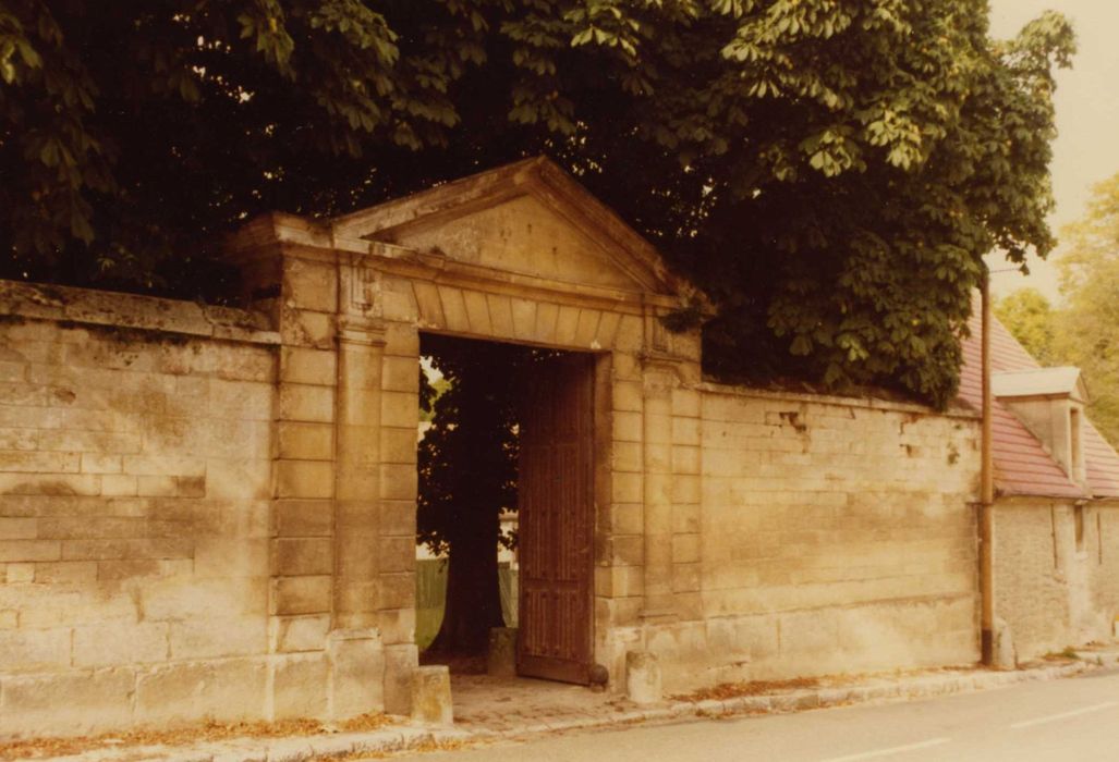 Château : porte d’accès depuis la place de l’église