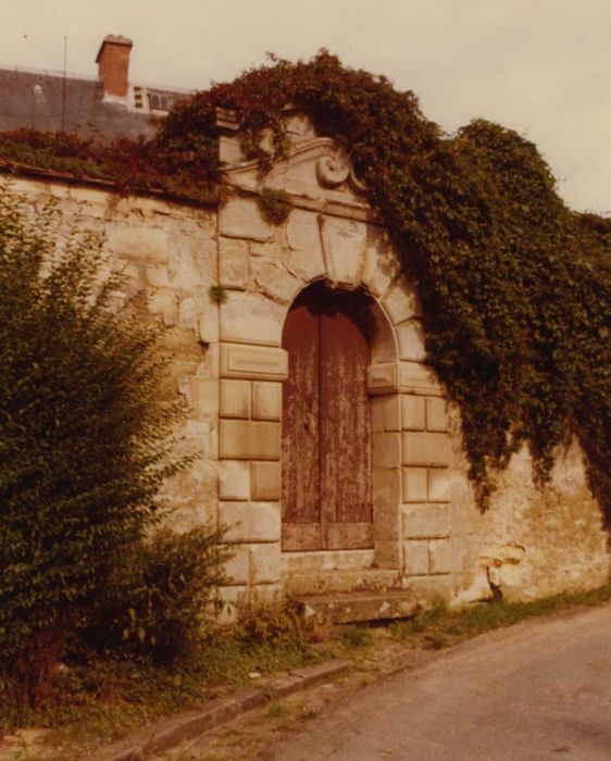 Château : porte d’accès ouest, vue générale