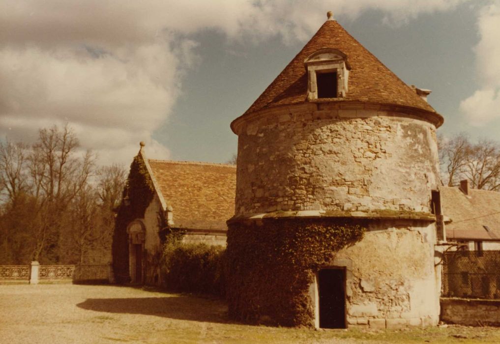 Château : colombier, vue générale