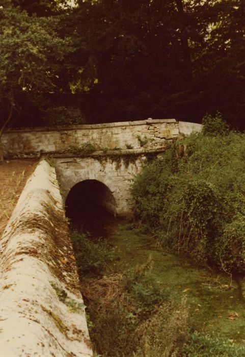 Château : parc, détail d’un pont