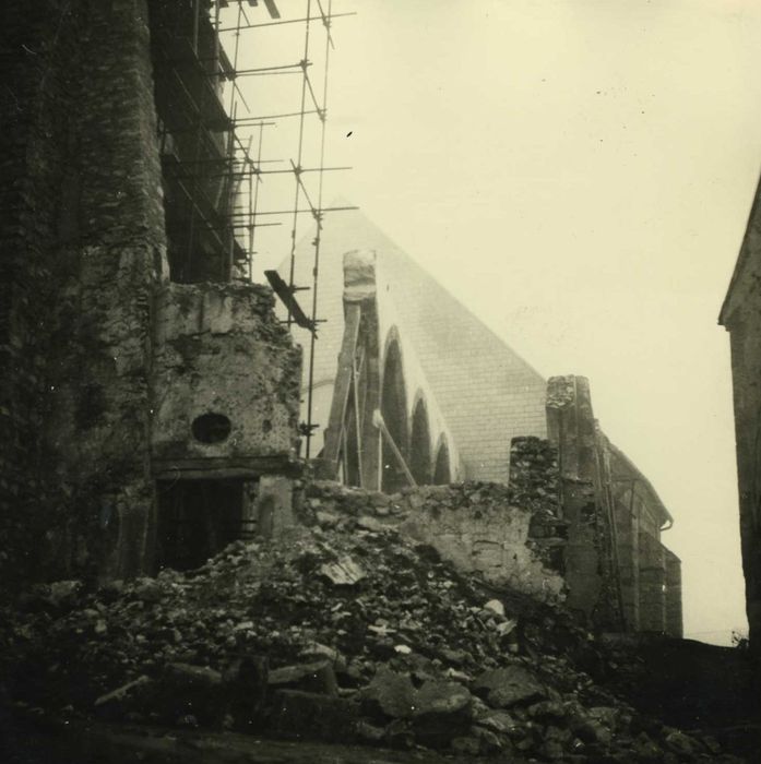 Eglise Saint-Léger : nef ruinée, vue partielle