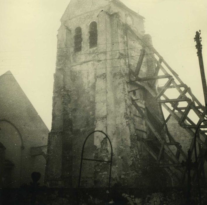 Eglise Saint-Léger : clocher, élévation nord-est, vue générale