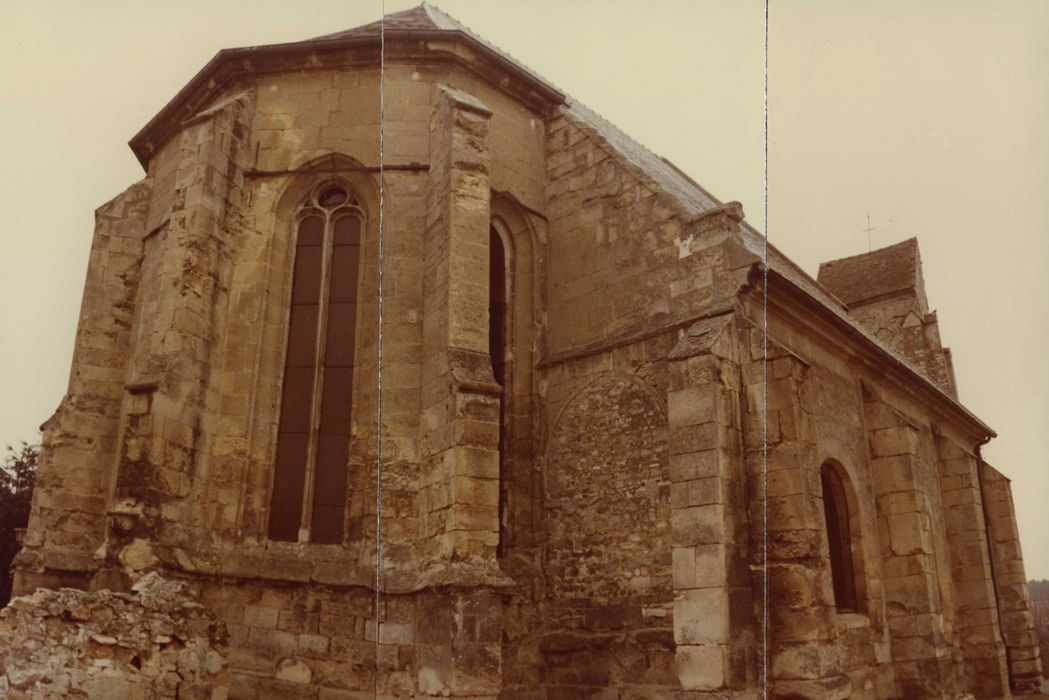 Eglise Saint-Léger : chevet, vue générale