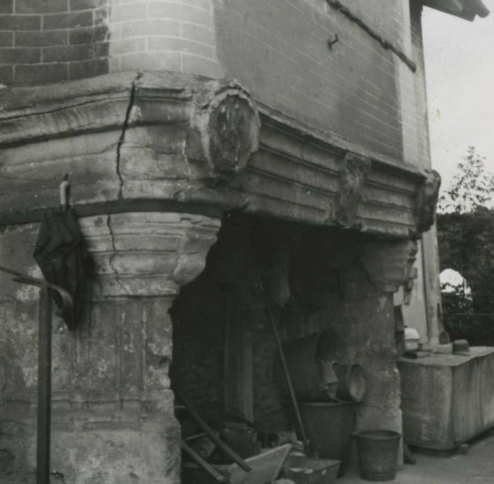 Prieuré Saint-Côme (ancien) : détail d’une cheminée monumentale non localisée