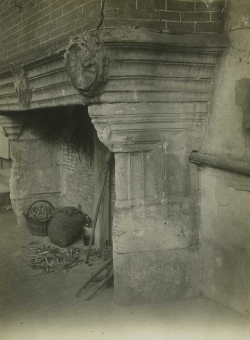 Prieuré Saint-Côme (ancien) : détail d’une cheminée monumentale non localisée