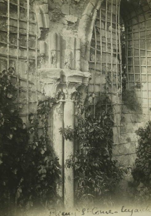 Prieuré Saint-Côme (ancien) : ruines, détail d’un chapiteau