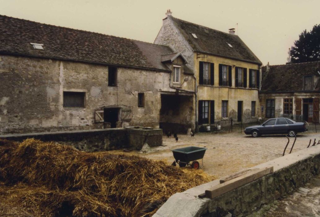 Grange de la ferme d'Hérivaux : ferme, aile sud avec passage cocher, habitation à l’angle sud-ouest, vue générale