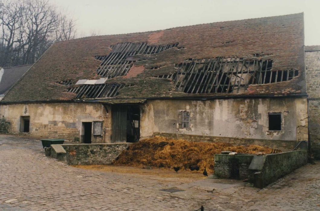 Grange de la ferme d'Hérivaux : façade nord, vue générale