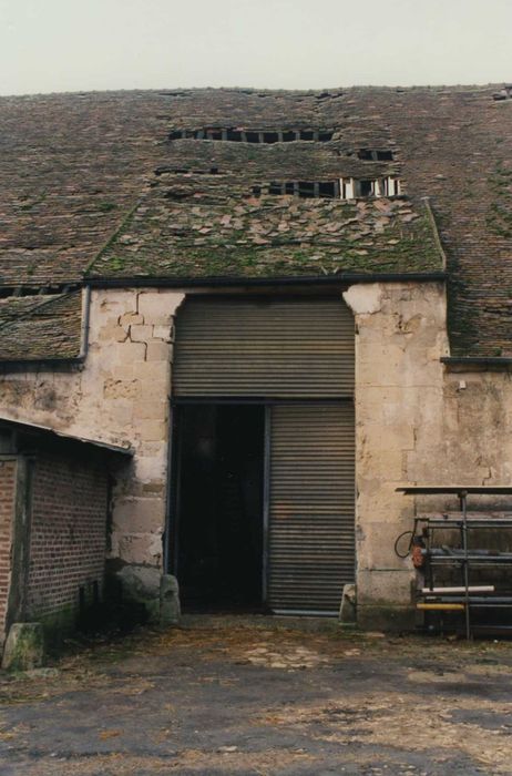 Grange de la ferme d'Hérivaux :  façade est, vue générale de la porte cochère