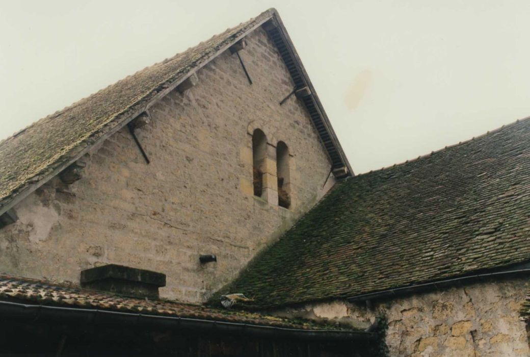 Grange de la ferme d'Hérivaux : mur pignon nord, vue partielle