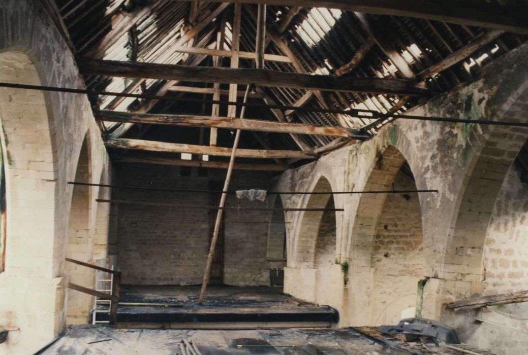 Grange de la ferme d'Hérivaux : vue intérieure vers le nord, vue générale