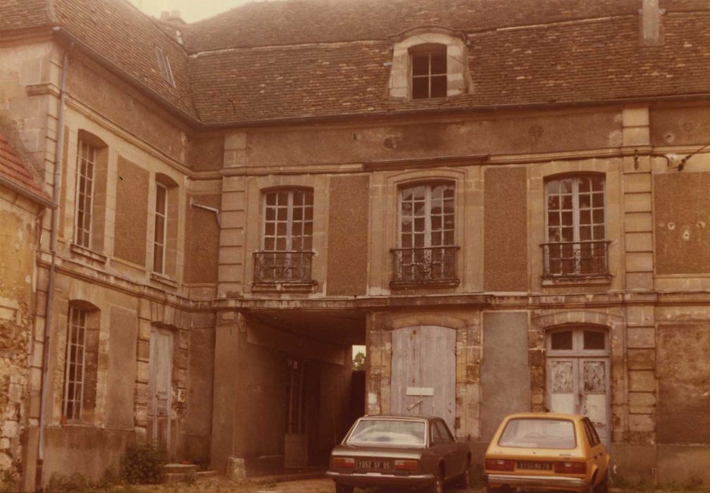 Hôtel de Brière (ancien) : façade nord sur cour, vue partielle