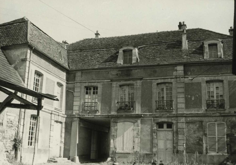 Hôtel de Brière (ancien) : façade nord sur cour, vue générale