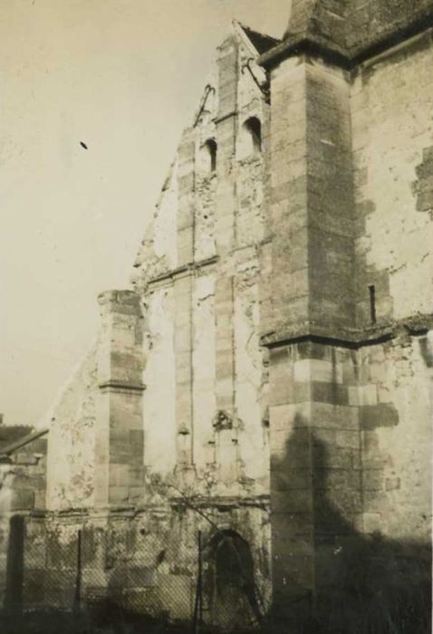 Eglise Saint-Denis : façade occidentale, vue partielle