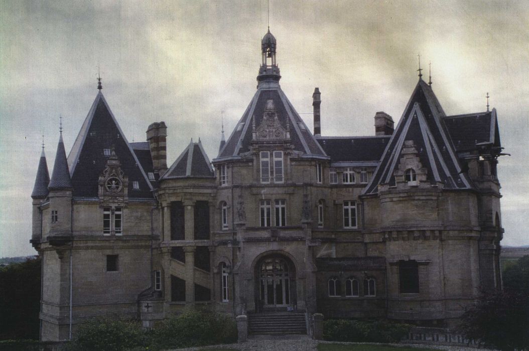 Château de Dampont : façade est, vue générale