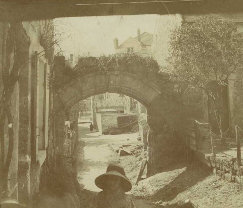 Ferme de Montmaur : porche d’accès à la cour, vue générale