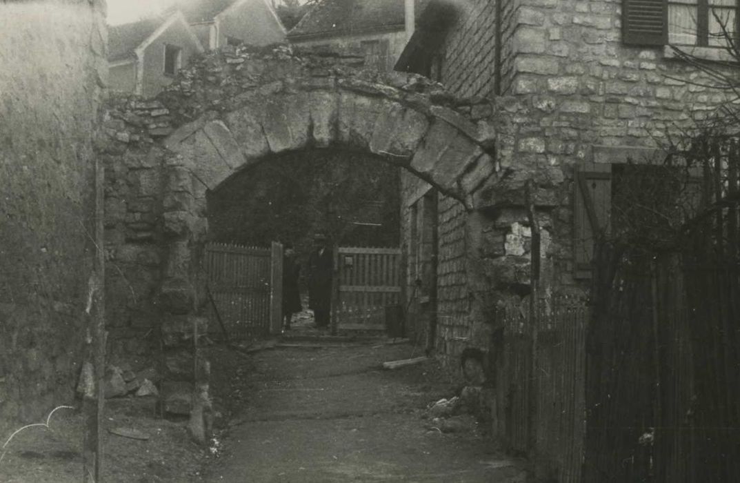 Ferme de Montmaur : porche d’accès à la cour, vue générale