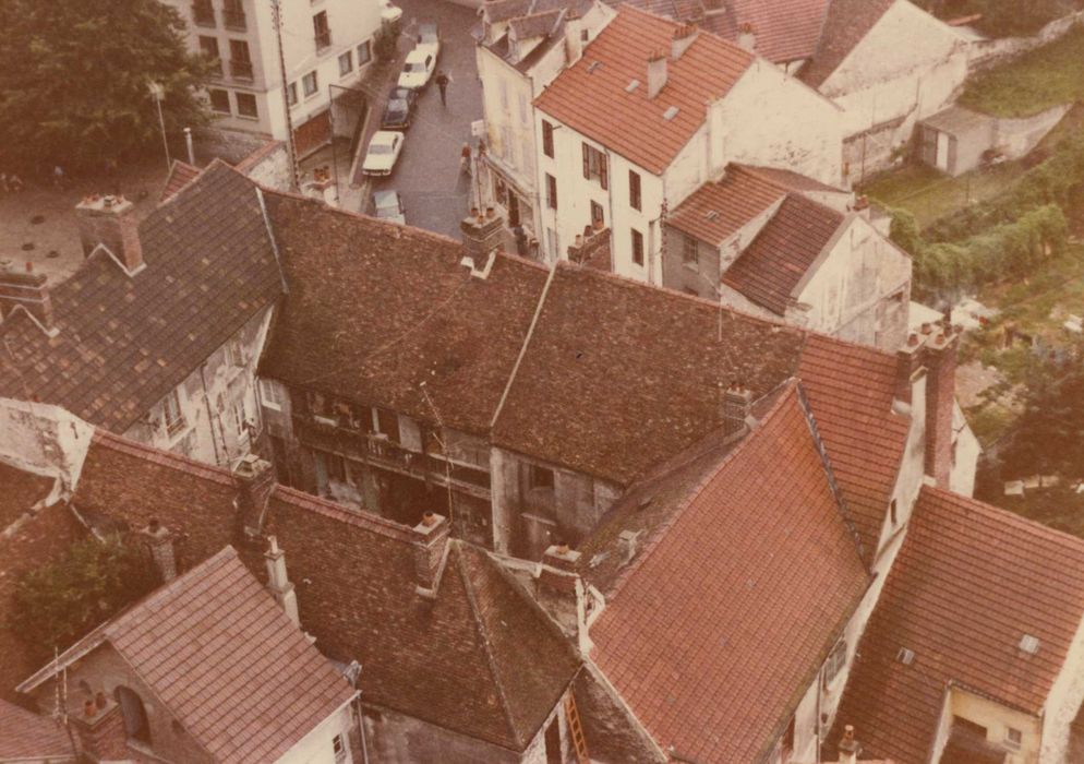 Relais de poste (ancien) , dit Hôtel du Croissant : ensemble des bâtiments formant quadrilatère depuis le clocher de l’église Saint-Laurent, vue générale