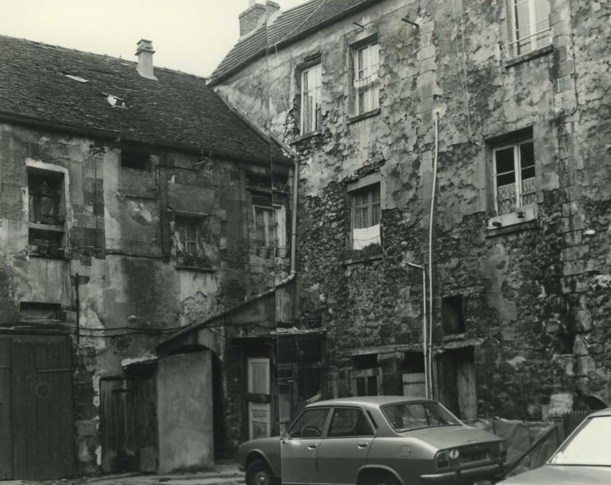 Relais de poste (ancien) , dit Hôtel du Croissant : cour, façades nord et est, vue générale