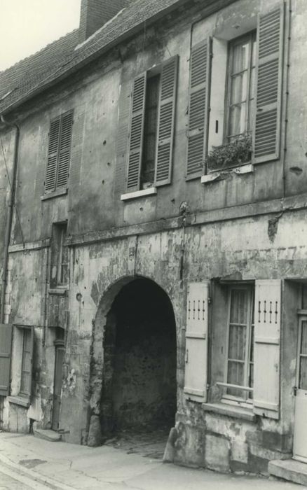 Relais de poste (ancien) , dit Hôtel du Croissant : porche sur rue, vue générale