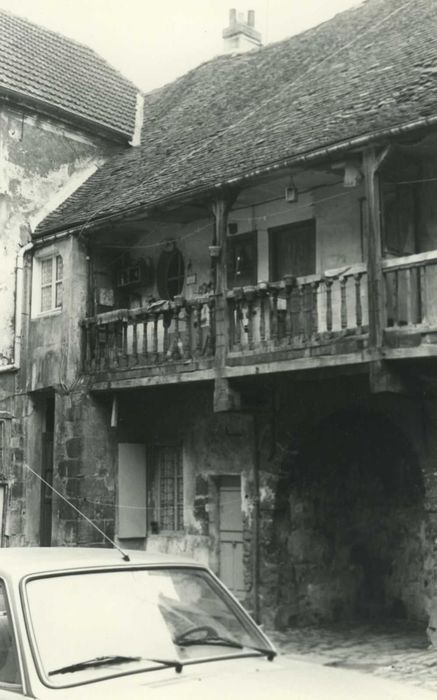 Relais de poste (ancien) , dit Hôtel du Croissant : cour, façade sud, vue partielle