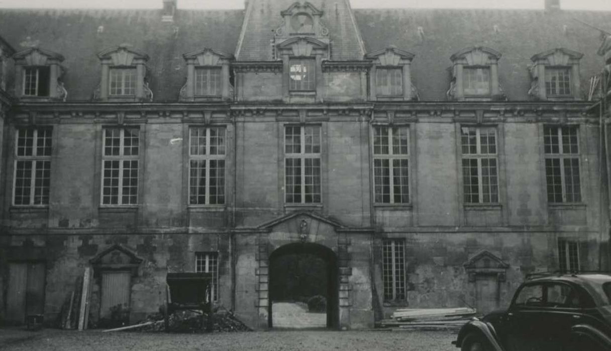 Château : cour d’honneur, aile ouest, façade est, vue générale