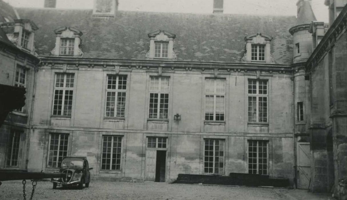 Château : cour d’honneur, aile sud, façade nord, vue générale