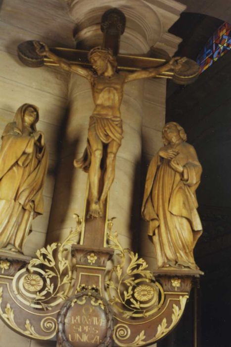 statues (calvaire) : Christ en croix, saint Jean, Vierge