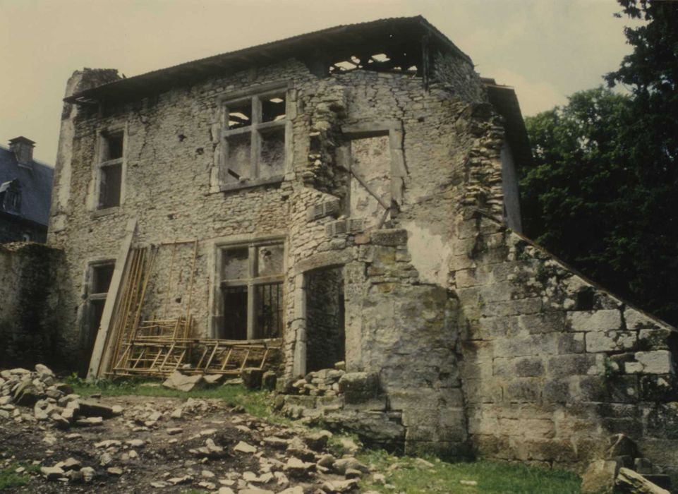 maison du verrier : façade est, vue générale