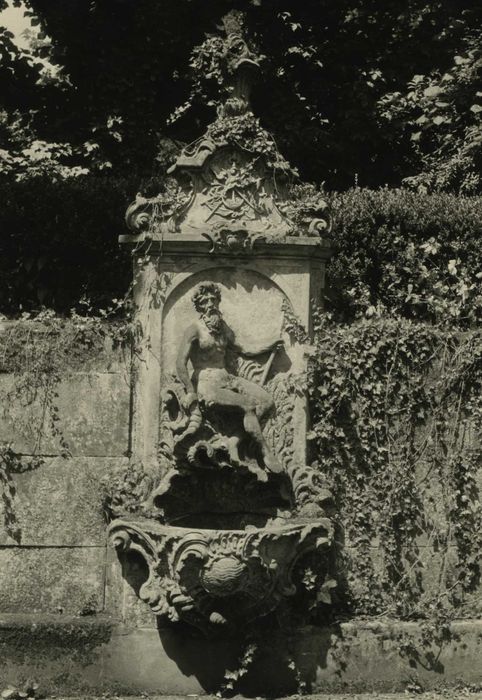 Deux fontaines (fontaine de Neptune et fontaine d'Amphitrite)