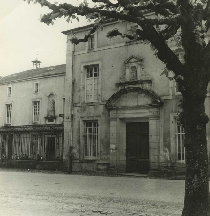 chapelle, vue partielle de la façade