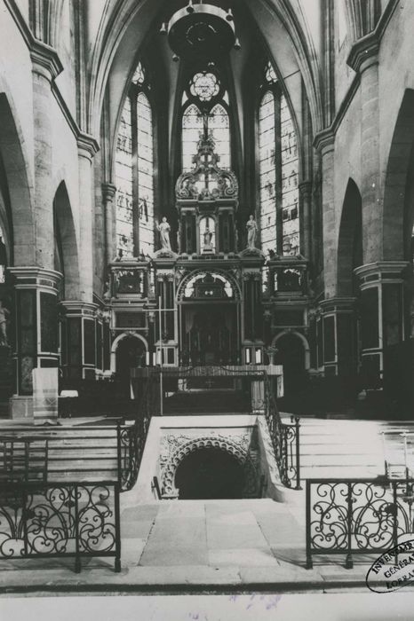 décor du choeur, du maître-autel et des autels de la Vierge et de saint Paul : autels (?), statues : saint Pierre, saint Paul, Vierge à l'Enfant, Christ en croix