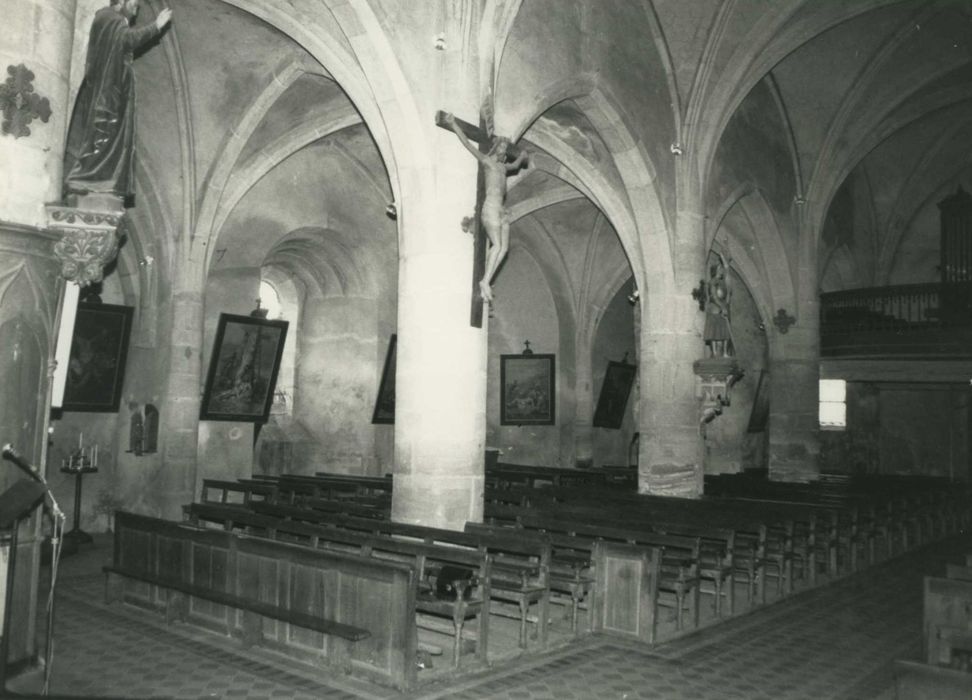 statue : Christ en croix