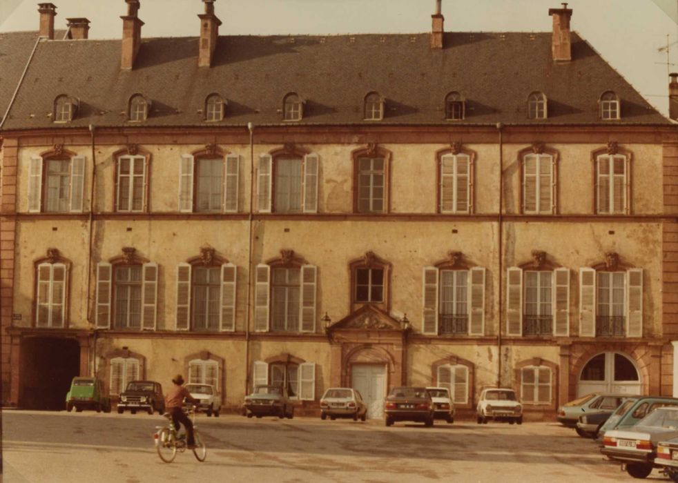 Palais abbatial : façade est, vue générale